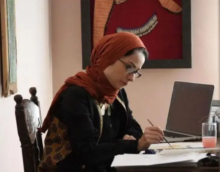 عکس/ چیدمان منزل نسرین نصرتی با حوض آبی و گل‌ های رنگارنگ تا مبلمان راه‌ راه و فضای گرم ایرانی