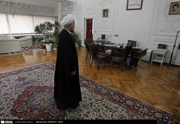 عکس ها/نگاهی به دکوراسیون اتاق کار دلباز حسن روحانی در زمان ریاست جمهوری در خیابان پاستور تهران