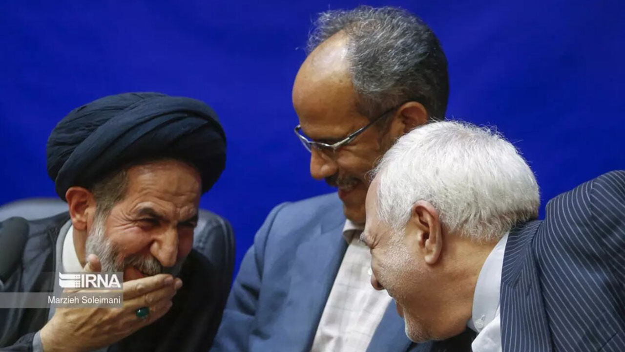 تصاویری جالب از سخنان در گوشی چهره‌های سیاسی مطرح کشور در یک نشست با محوریت انتخابات که در دانشگاه تهران برگزار شد، مشاهده کنید.