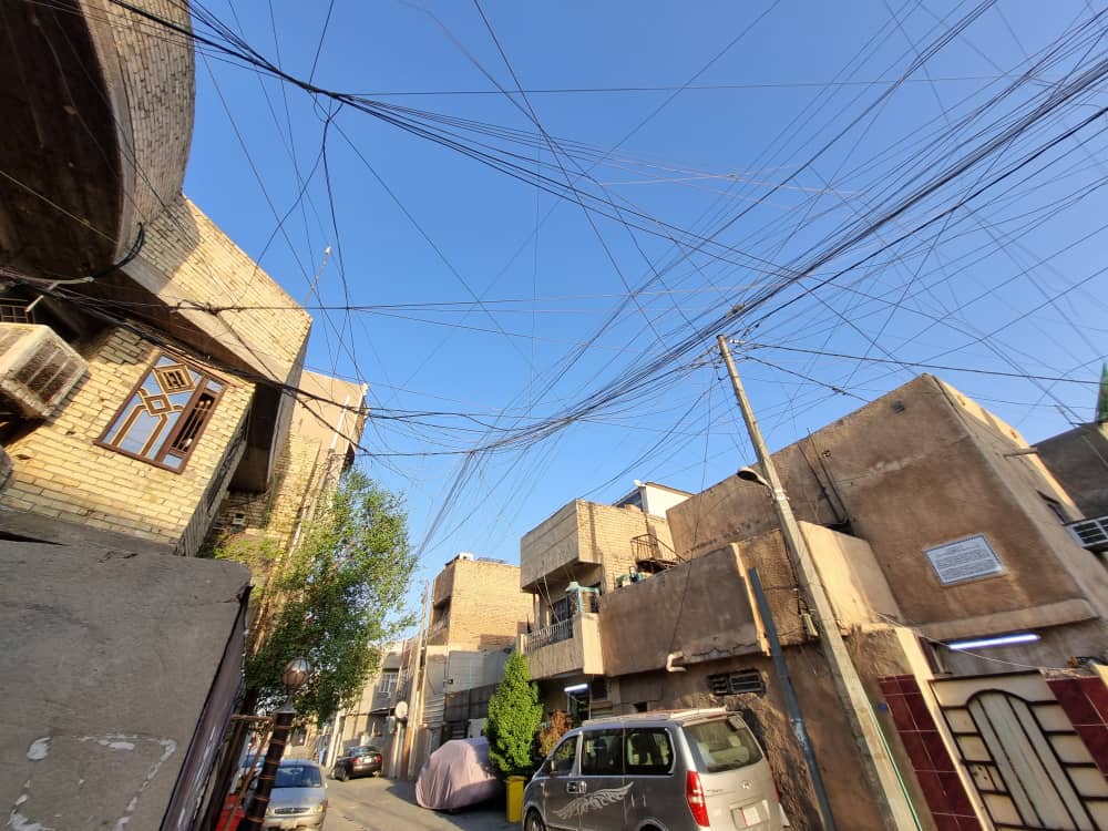 عکسی از وضعیت عجیب کابل‌های برق در بغداد 