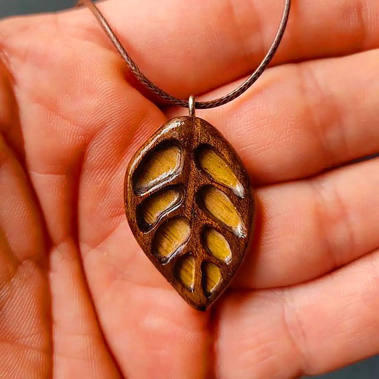 پلاک چوبی طرح برگ