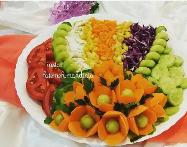 تزیین سالاد کلم سفید و بنفش