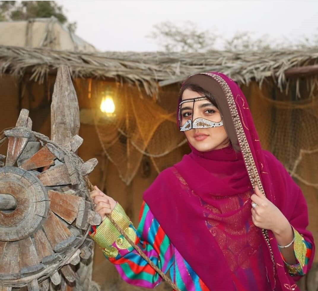 عکس ها / نگاهی به چیدمان خانه کاهگلی خواهر دوقلوی نرگس محمدی در جنوب / زیبایی سارا محمدی در لباس زنان جنوبی