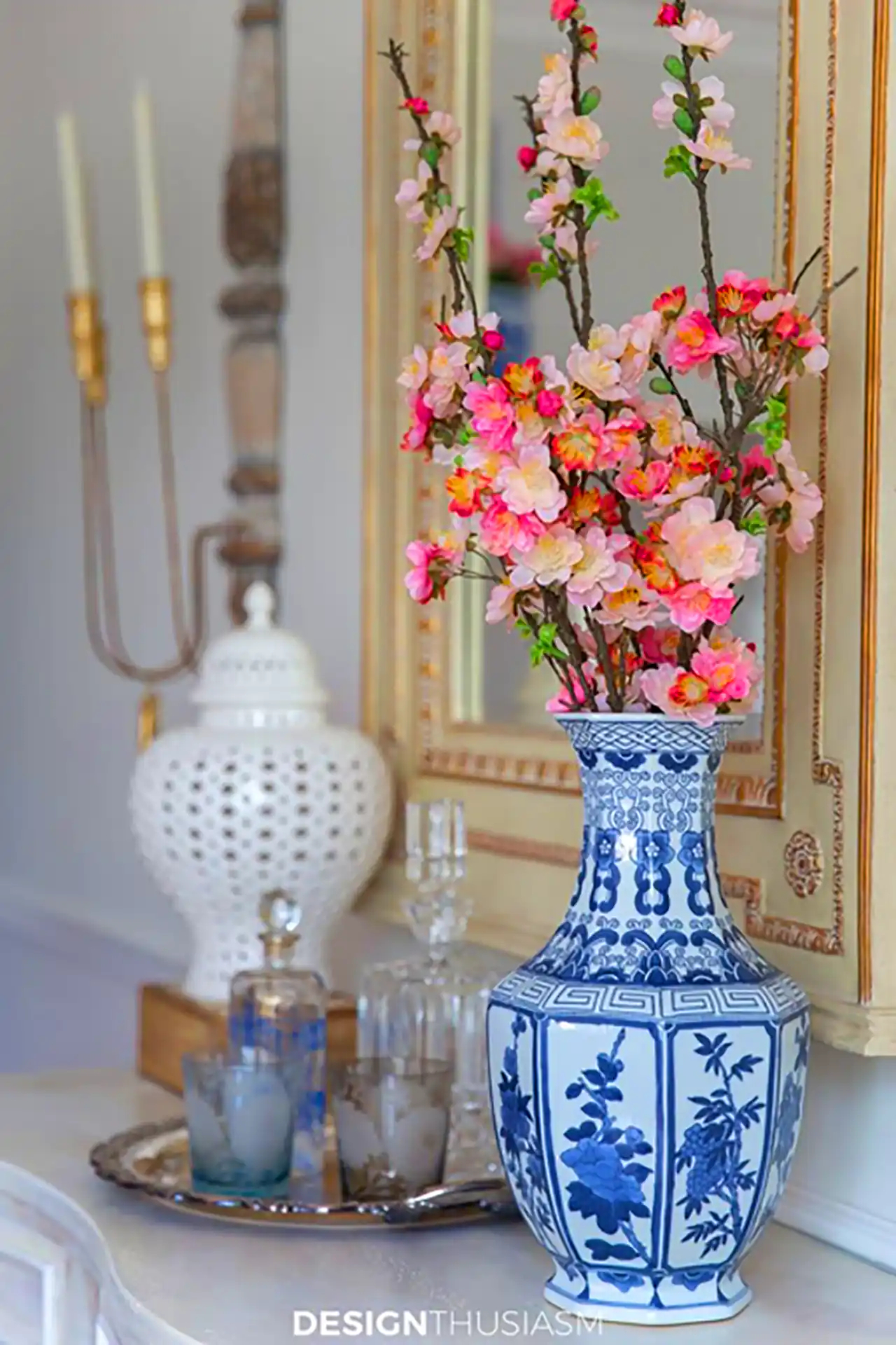 گلدان دکوری با گلهای طبیعی 