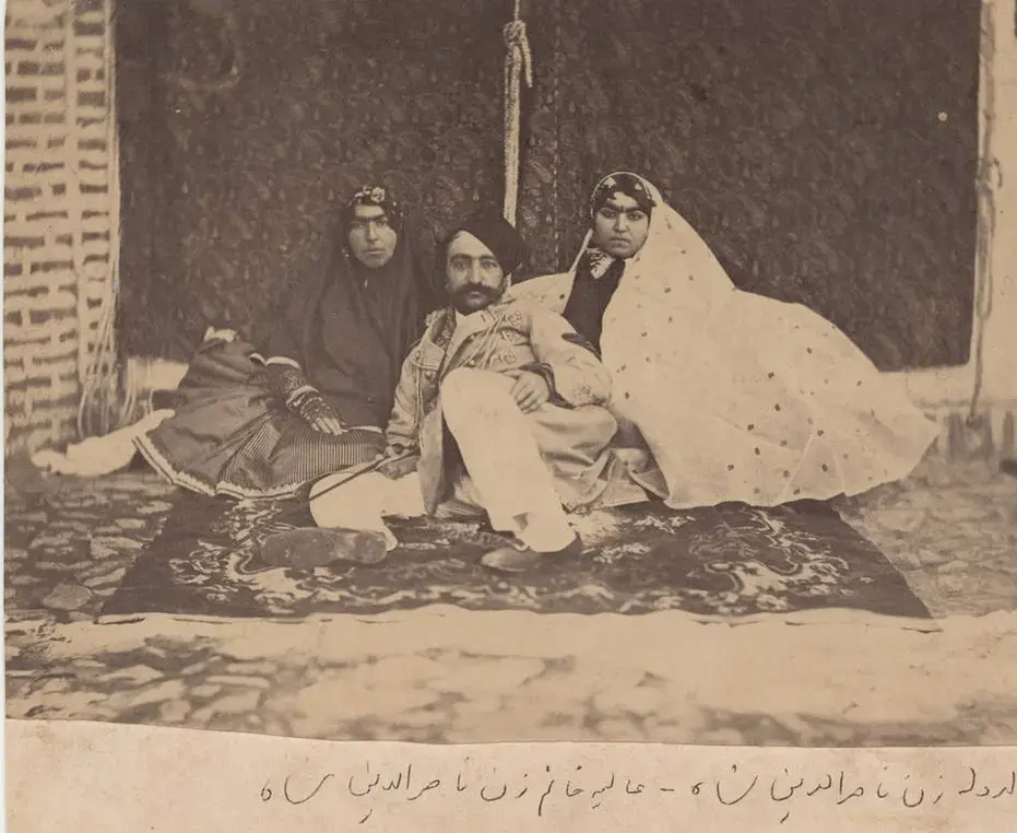 سفر زمان / عکس یادگاری ناصرالدین شاه با شمس‌الدوله و عالیه خانم در حرمسرا