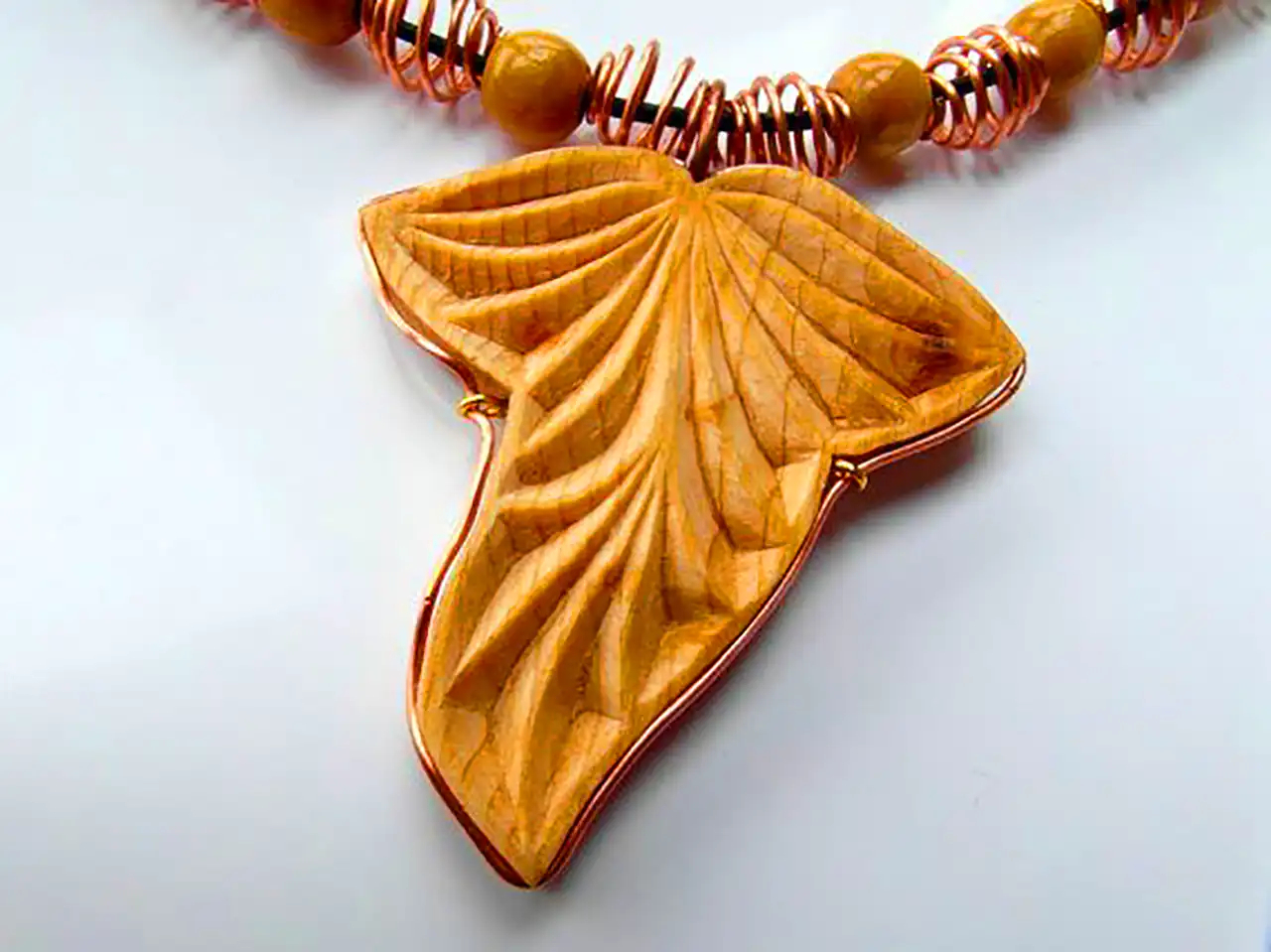 پلاک چوبی طرح برگ