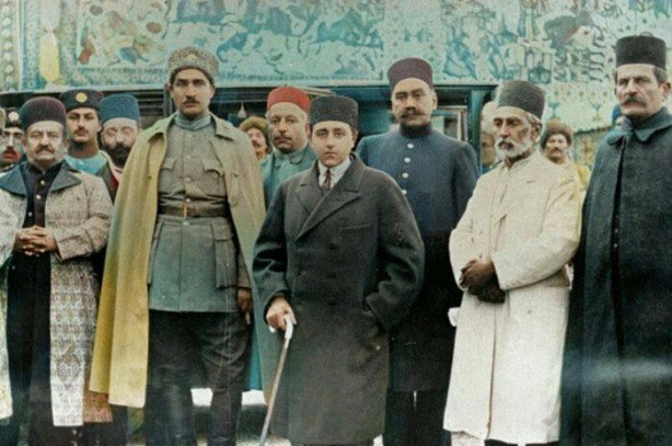 احمد شاه قاجار در کنار رضا خان