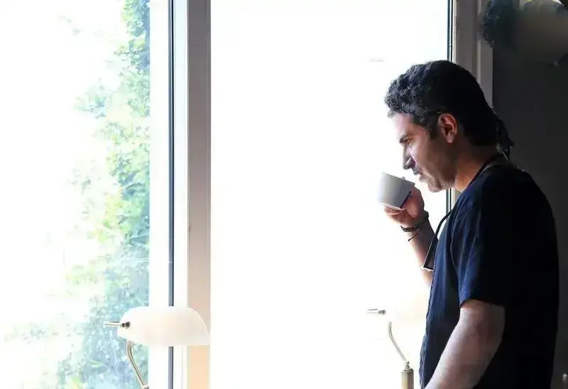 عکس ها/ نگاهی به چیدمان شاهانه و سنتی منزل «هوتن شکیبا» حبیب عاشق سریال لیسانسه‌ها/ از مبلمان مدرن و پرده‌های اعیانی تا ویوی ابدی و کتابخانه