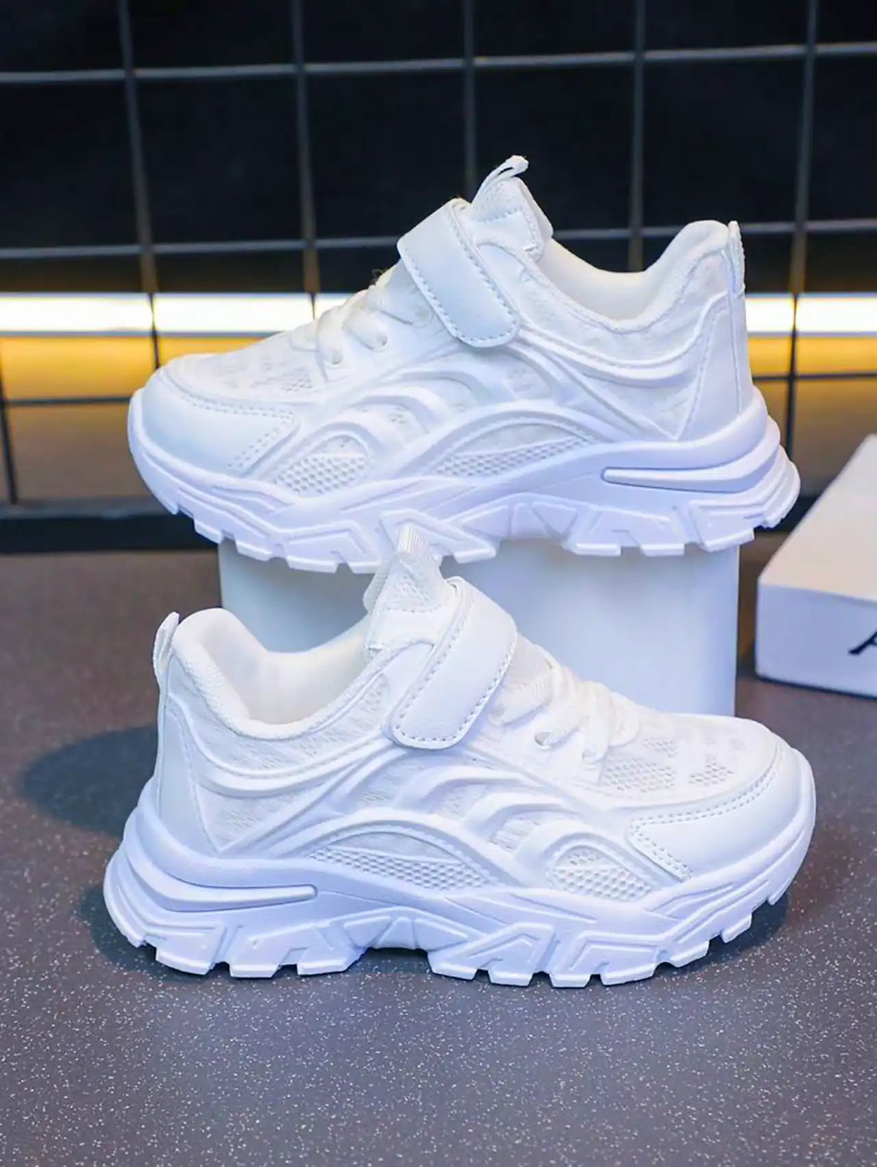 کتونی سفید دخترانه زیبا