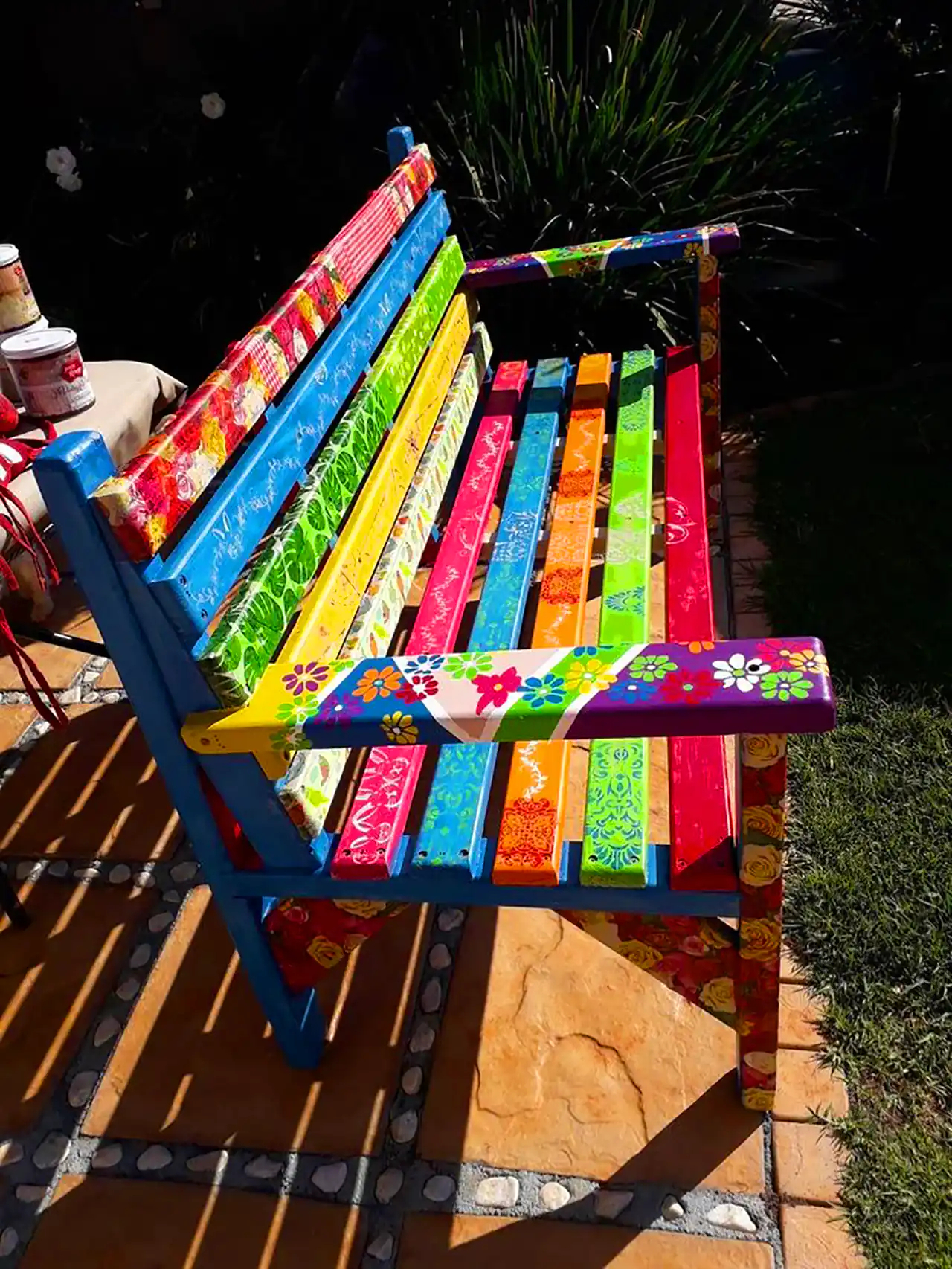 نیمکت چوبی نقاشی شده