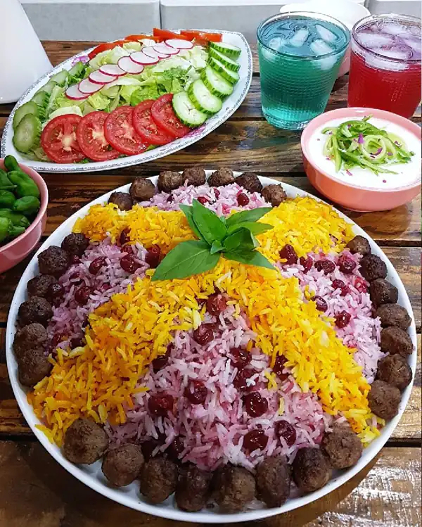 تزیین آلبالو پلو با گوشت قلقلی