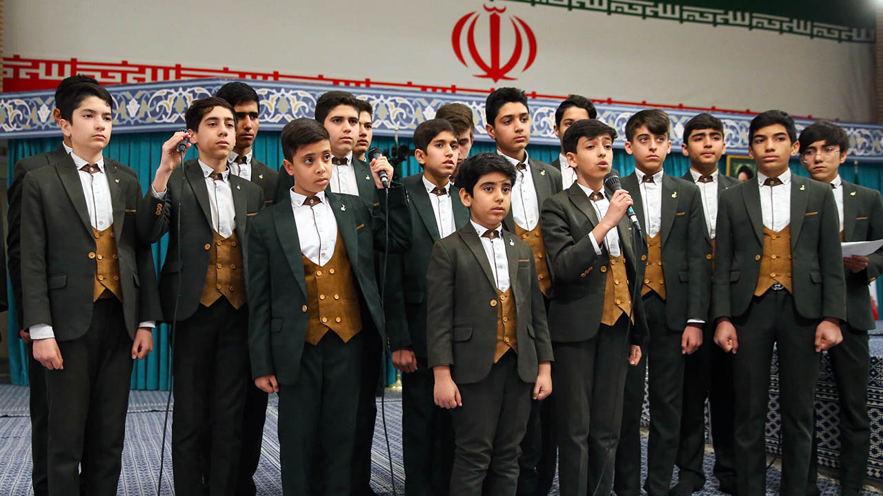 دیدار جمعی از رأی اولیها و خانوادههای شهدا با رهبر انقلاب حضرت آیت الله العظمی سید علی خامنه ای 1402/12/9