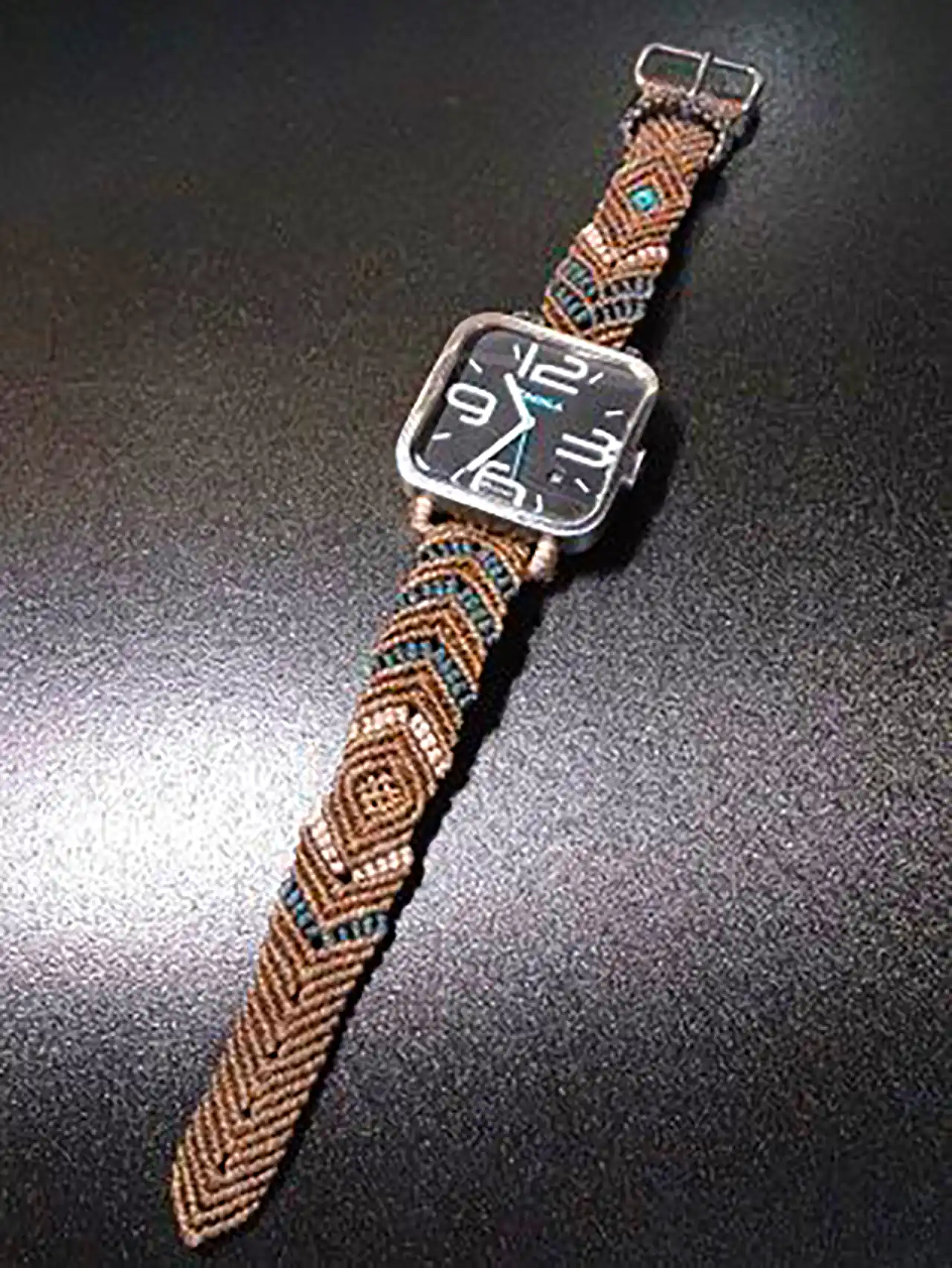 ساعت مچی با دسته بافتنی