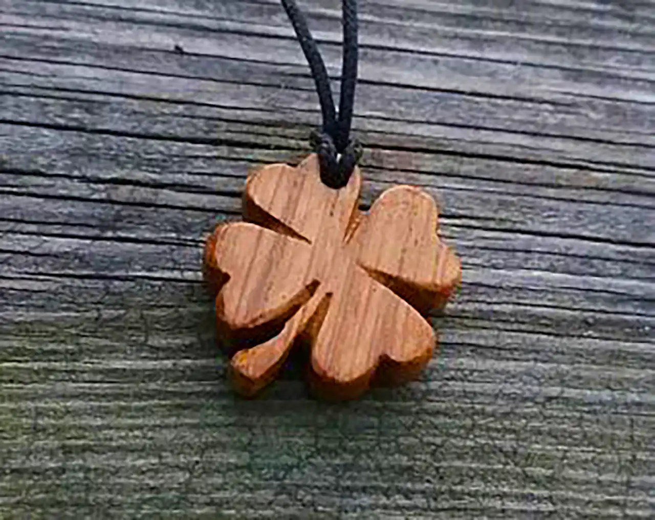 گردنبند چوبی شبدر 4 برگ