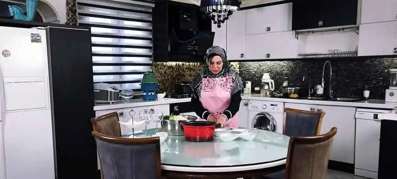 عکس/ نگاهی به چیدمان آشپزخانه مدرن خانه فلور نظری در تهران / از میز غذاخوری چهار نفره چوبی تا ست سفید عکس/ نگاهی به چیدمان آشپزخانه مدرن خانه فلور نظری در تهران / از میز غذاخوری چهار نفره چوبی تا ست سفید