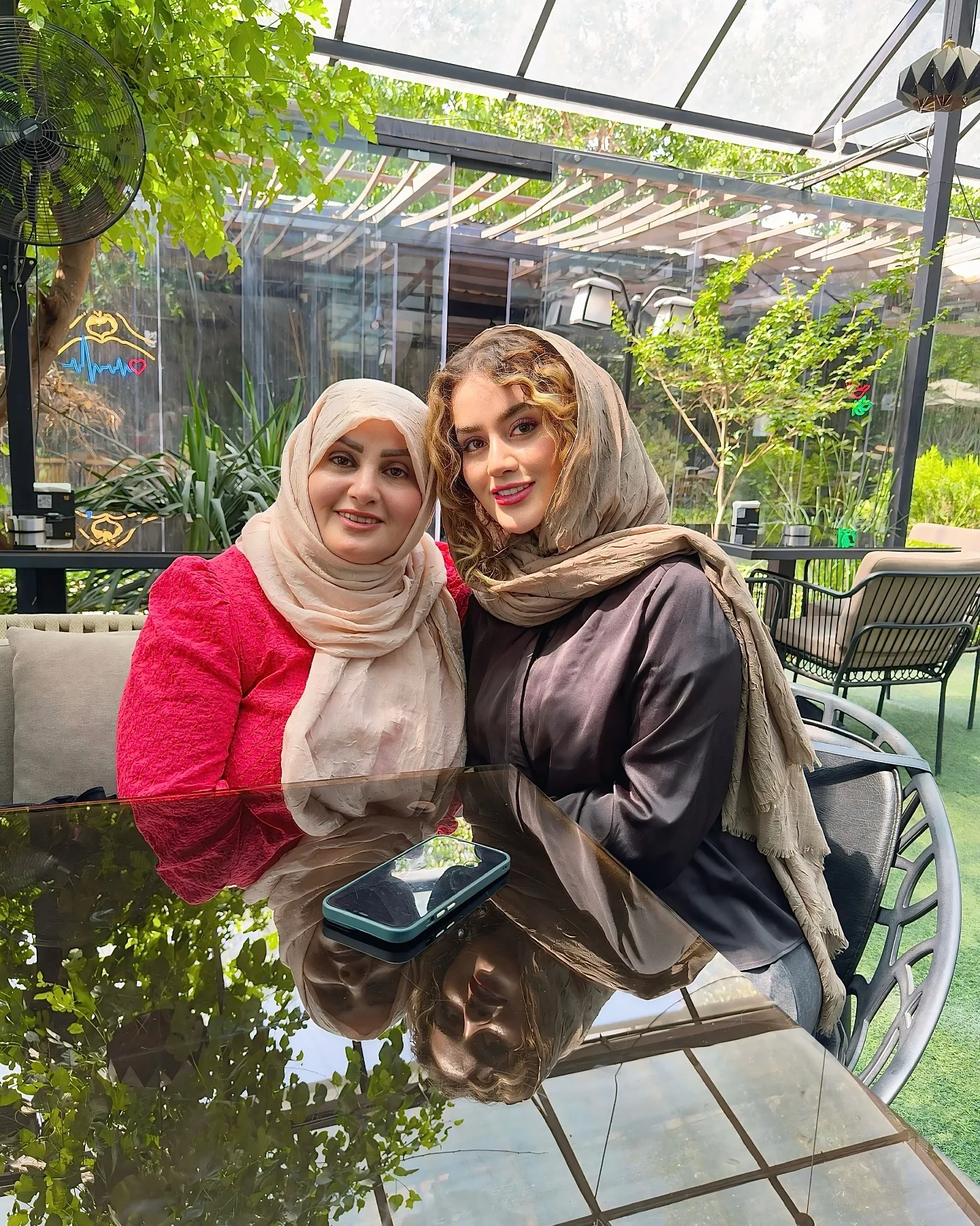 فاطمه کیاپاشا در کنار مادرش