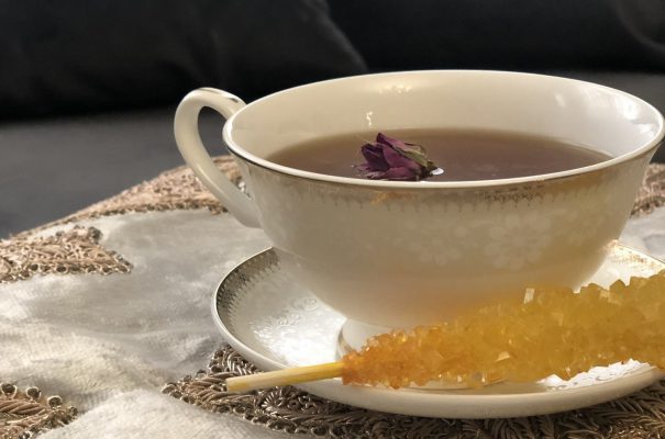 چای ایرانی با گل‌محمدی و نبات