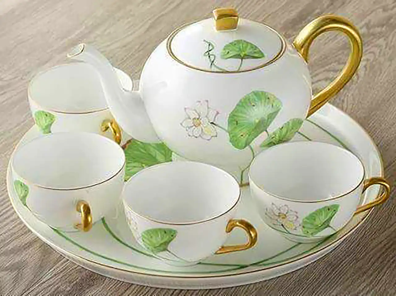 قوری و فنجان چینی شیک