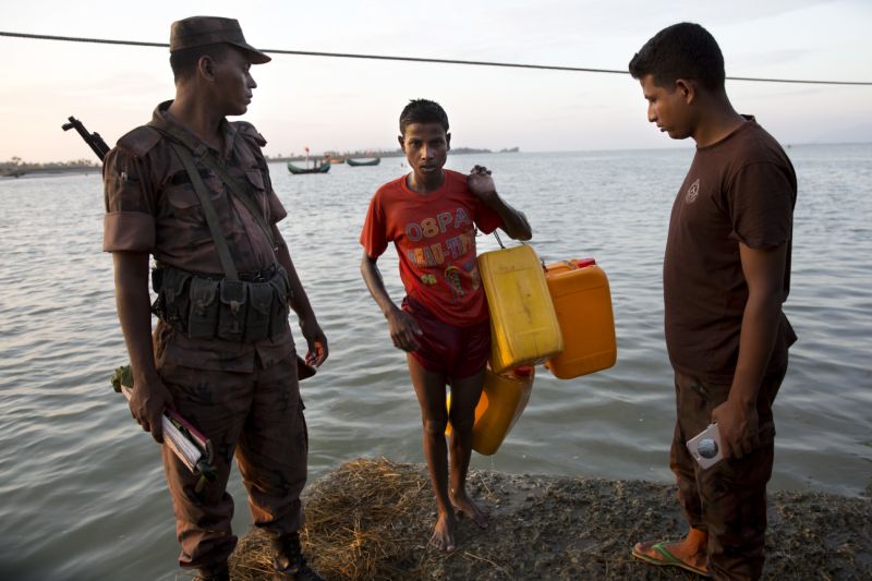 شنای 4 کیلومتری مرد میانماری برای فرار از مرگ به بنگلادش 