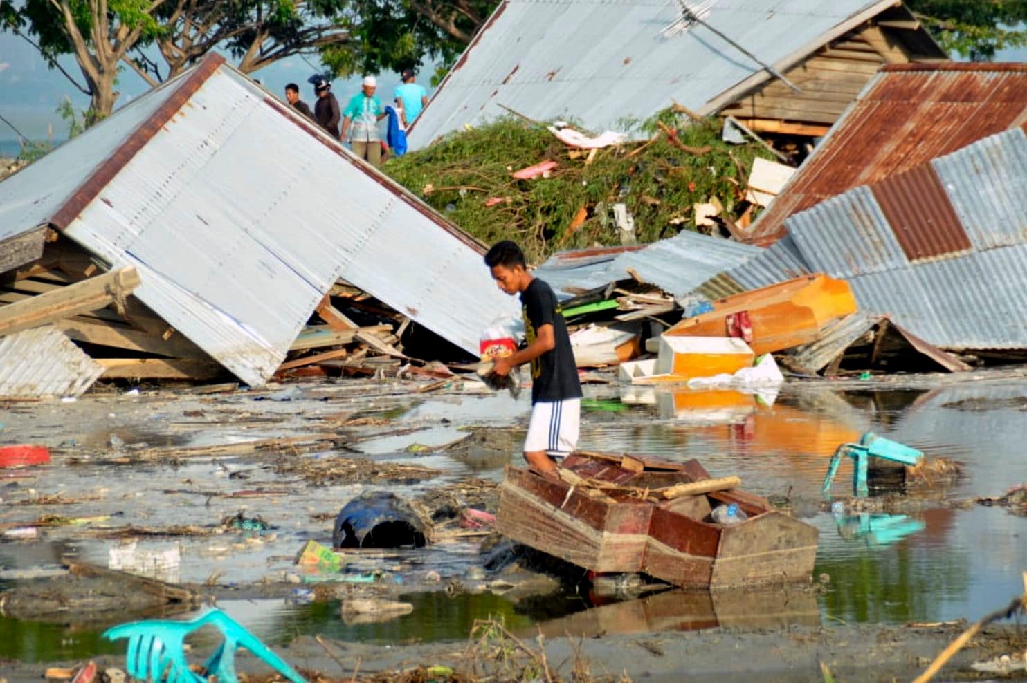 شمار تلفات زمین لرزه و سونامی در اندونزی به ۴۵۰ نفر رسید/احتمال افزایش جان‌باخته‌ها تا هزاران نفر