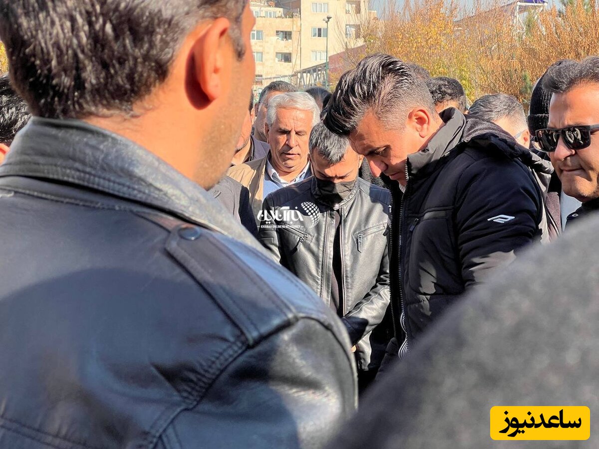 محمدحسین میثاقی در مراسم خاکسپاری مادرش