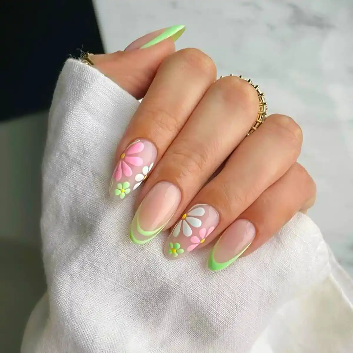 طراحی گل روی ناخن