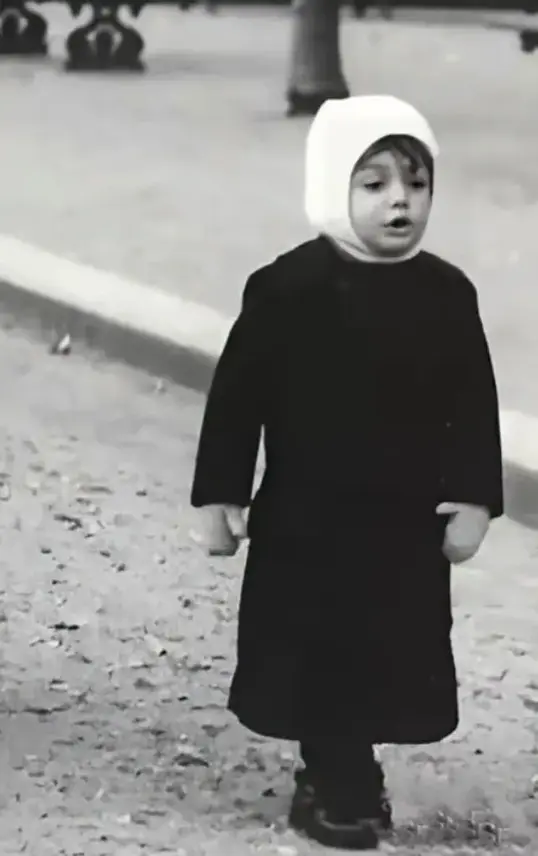 عکس / سفر در زمان «کامبیز» پسر گوگوش» در دوران کودکی و در پاریس؛ سال 49