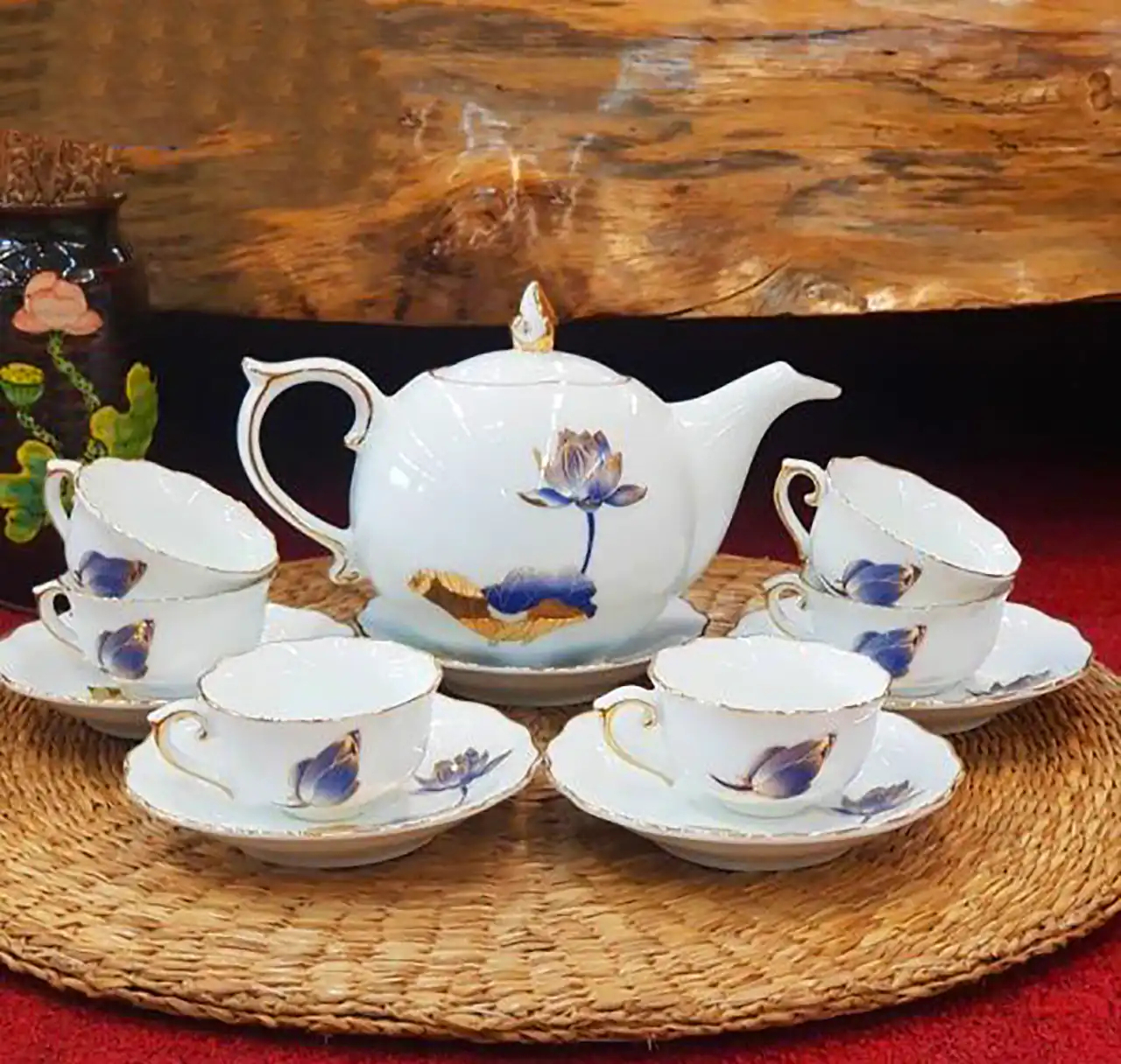 قوری و فنجان چینی شیک