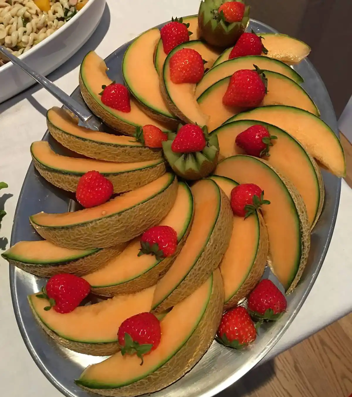 تزیین میوه شب یلدا در سینی تزیین میوه شب یلدا برای عروس تزیین میوه شب یلدا ساده تزیین میوه عروس ساده میوه آرایی شب یلدا میوه آرایی ساده