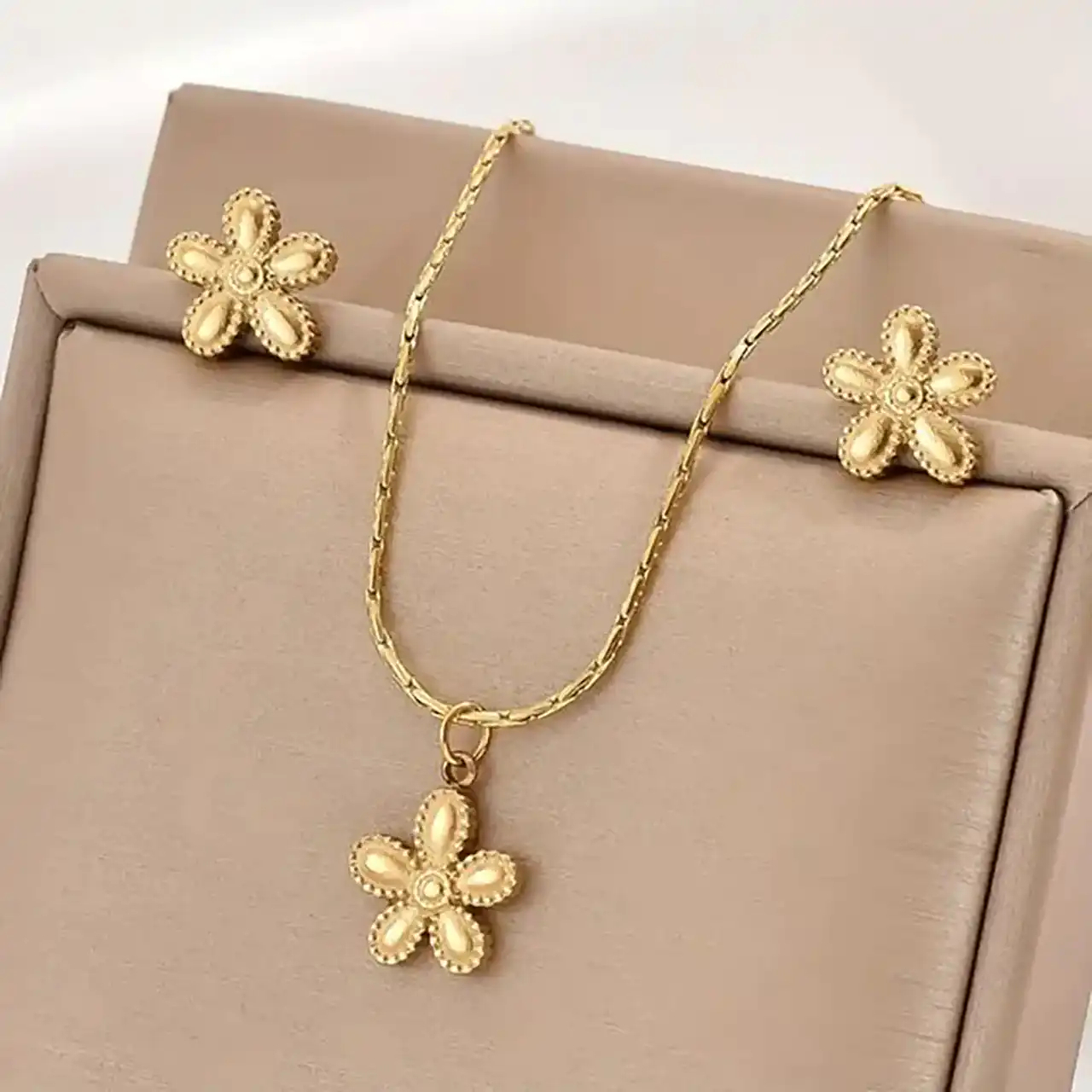 انواع مدل نیم ست طلا + زیباترین مدل های نیم ست طلا بسیار شیک و لاکچری