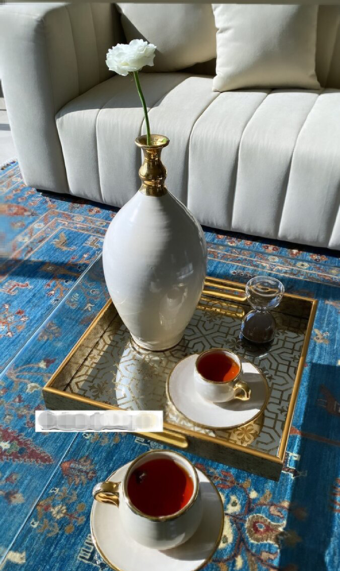نگاهی به دکوراسیون پذیرایی خانه مینا مختاری و بهرام رادان / از فرش لاجوردی تا مبلمان سفید و مینیمال نگاهی به دکوراسیون پذیرایی خانه مینا مختاری و بهرام رادان / از فرش لاجوردی تا مبلمان سفید و مینیمال