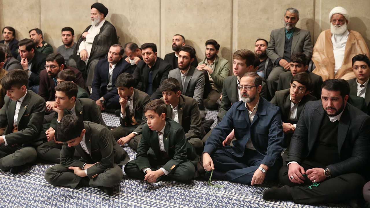 دیدار جمعی از رأی اولیها و خانوادههای شهدا با رهبر انقلاب حضرت آیت الله العظمی سید علی خامنه ای 1402/12/9