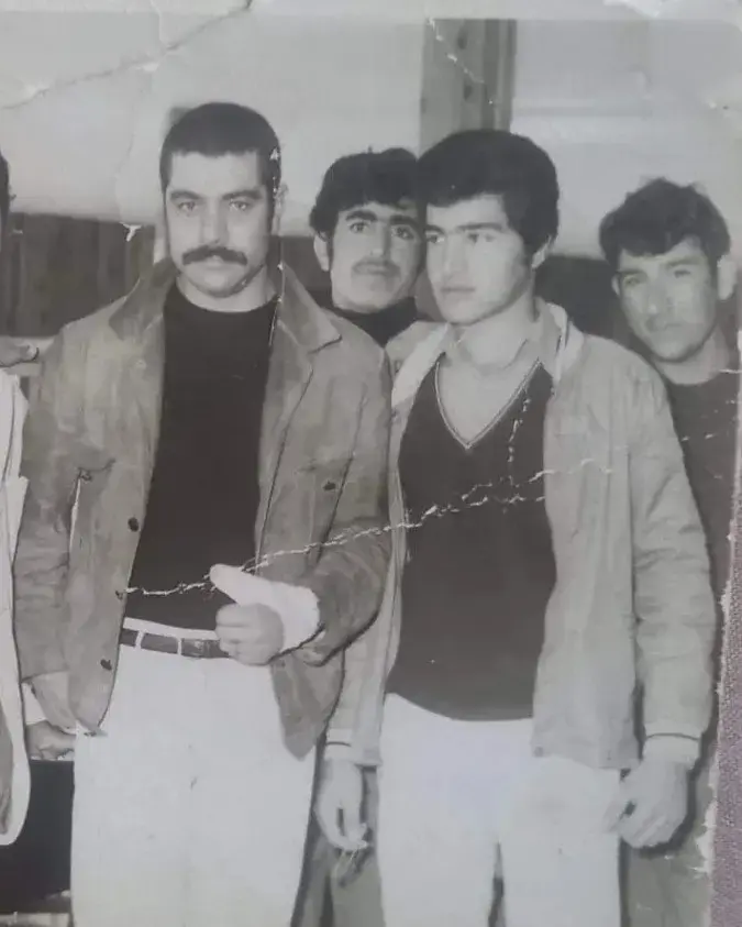 عکس سفر زمان / چهره خارج از دوربین «بهروز وثوقی» با سیبیل چخماقی و انگشت شکسته در اندیمشک؛ سال 50