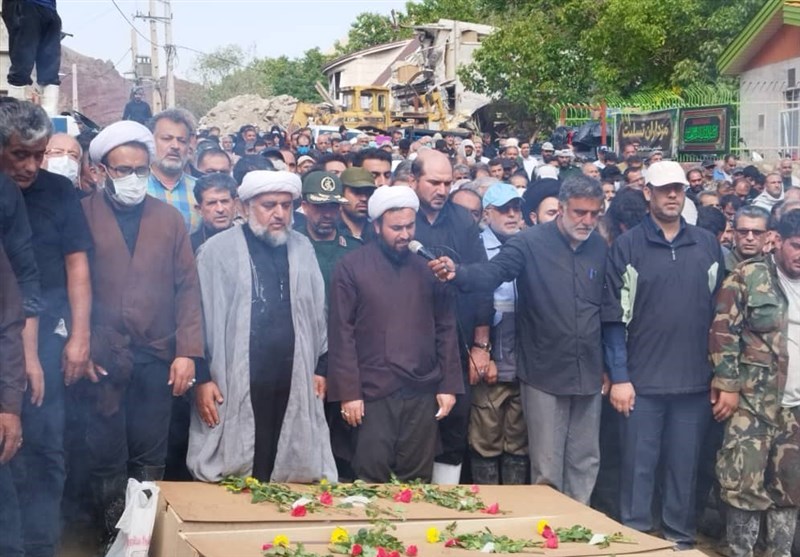 تشییع پیکر قربانیان سیلاب در مزداران فیروزکوه