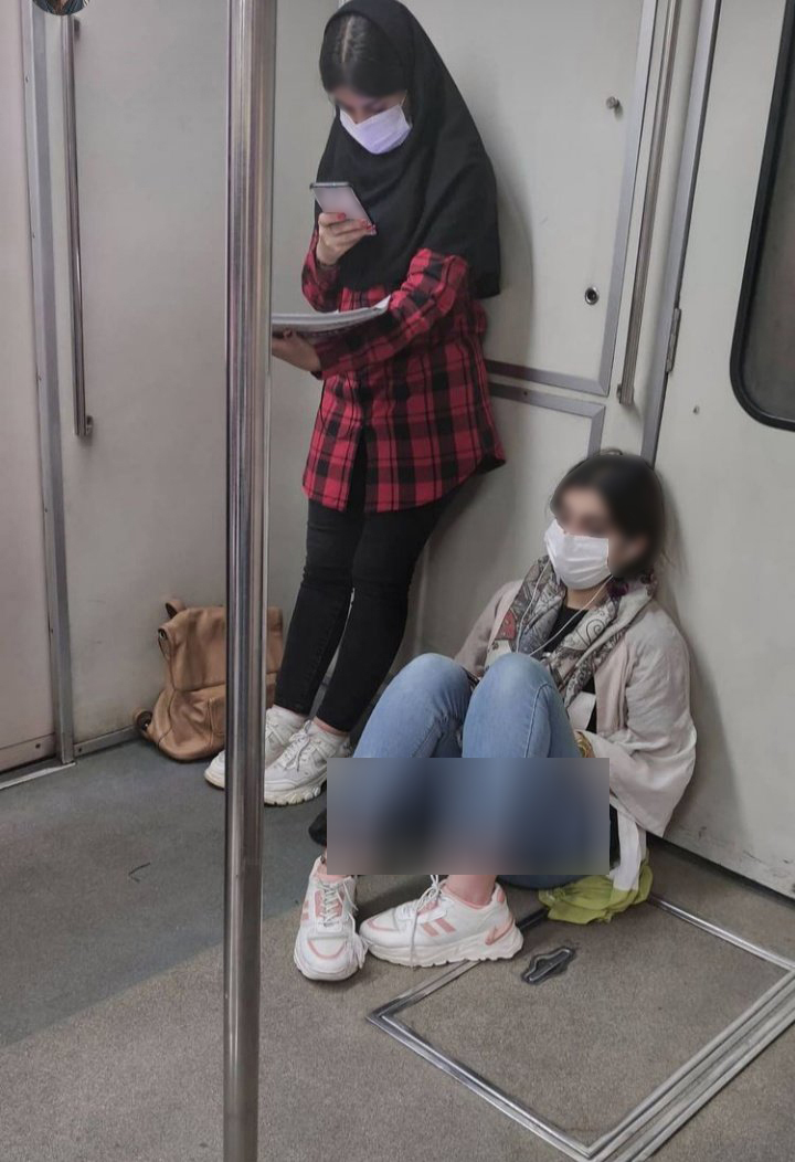 دو دختر در مترو 