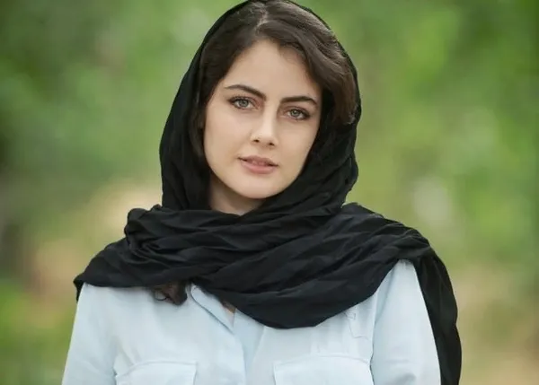 بیوگرافی فرزانه فرنام