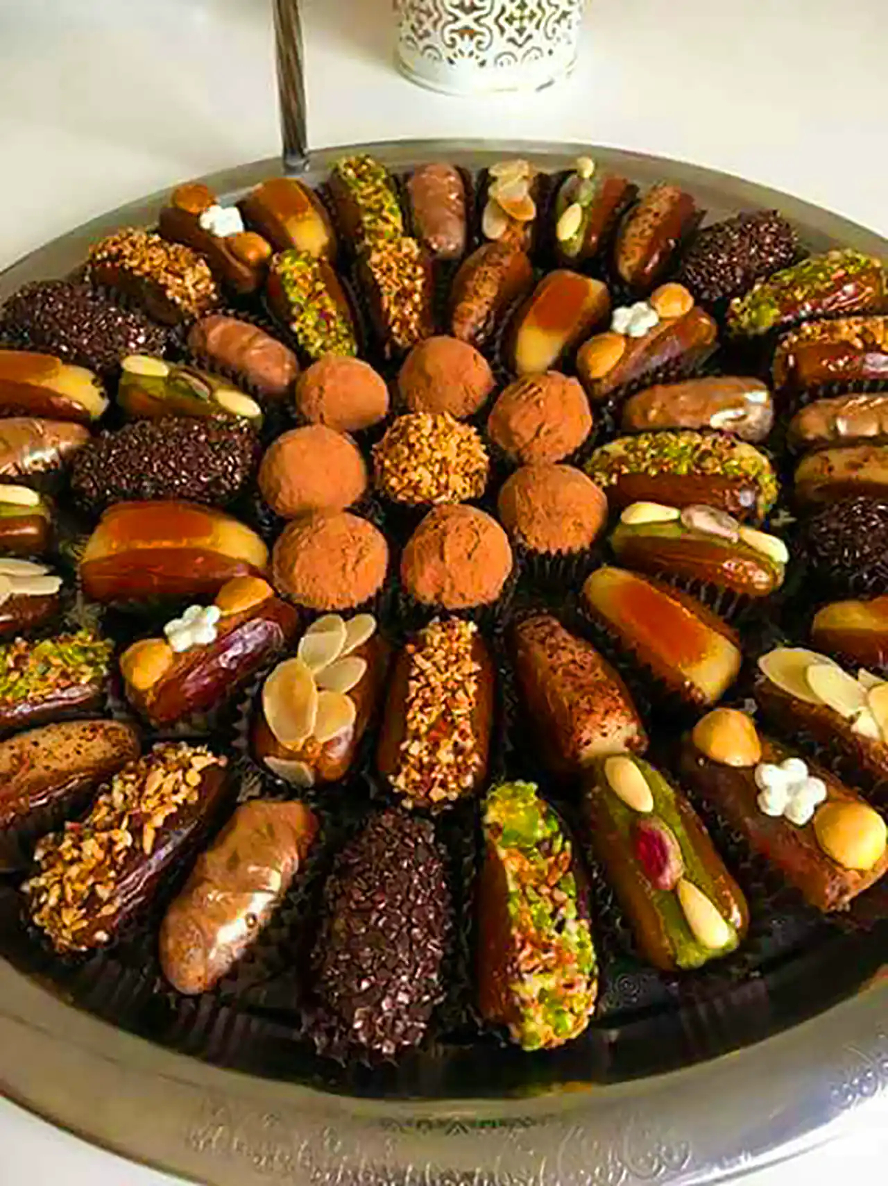 سرو خرما به عنوان دسر