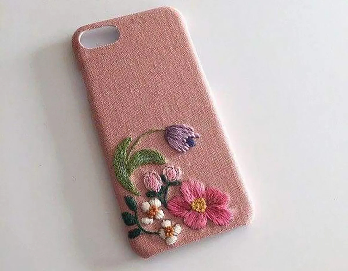 قاب گوشی گلدوزی شده