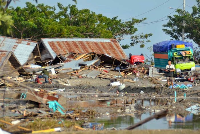 شمار تلفات زمین لرزه و سونامی در اندونزی به ۴۵۰ نفر رسید/احتمال افزایش جان‌باخته‌ها تا هزاران نفر