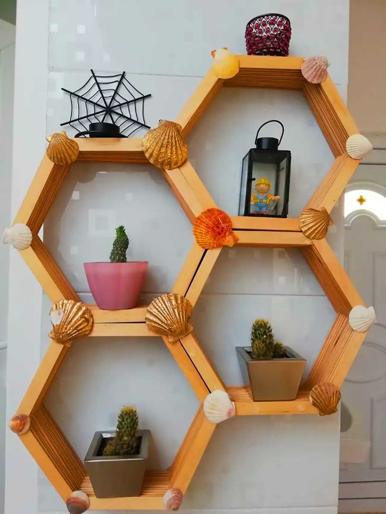 قفسه دیواری چوبی شش ضلعی