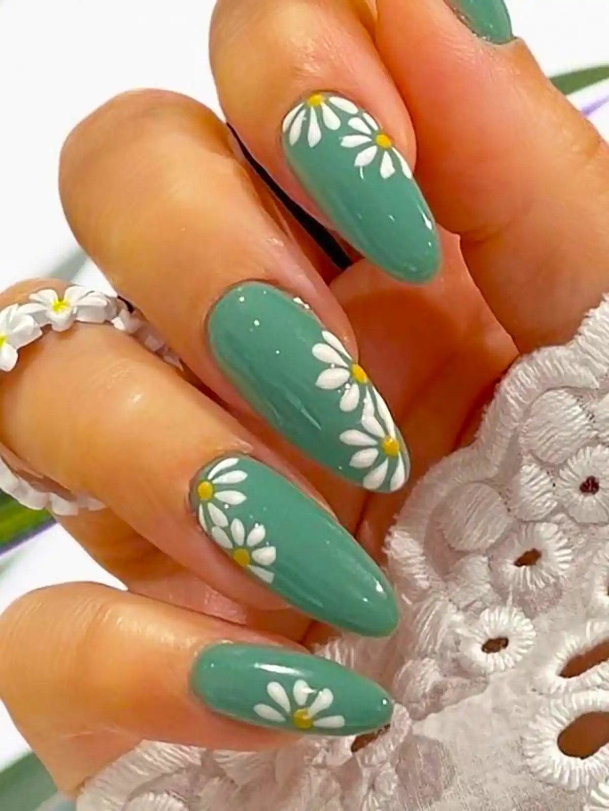 طراحی گل روی ناخن