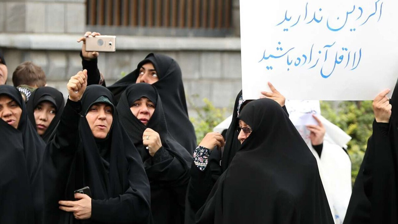 تجمع مدافعان قانون حجاب و عفاف در مقابل مجلس شورای اسلامی