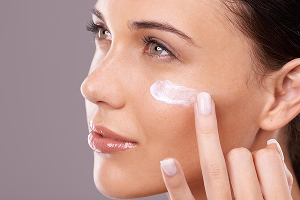 استفاده از کرم ضدآفتاب؛ یکی از روش‌های ساده برای صاف کردن پوست صورت