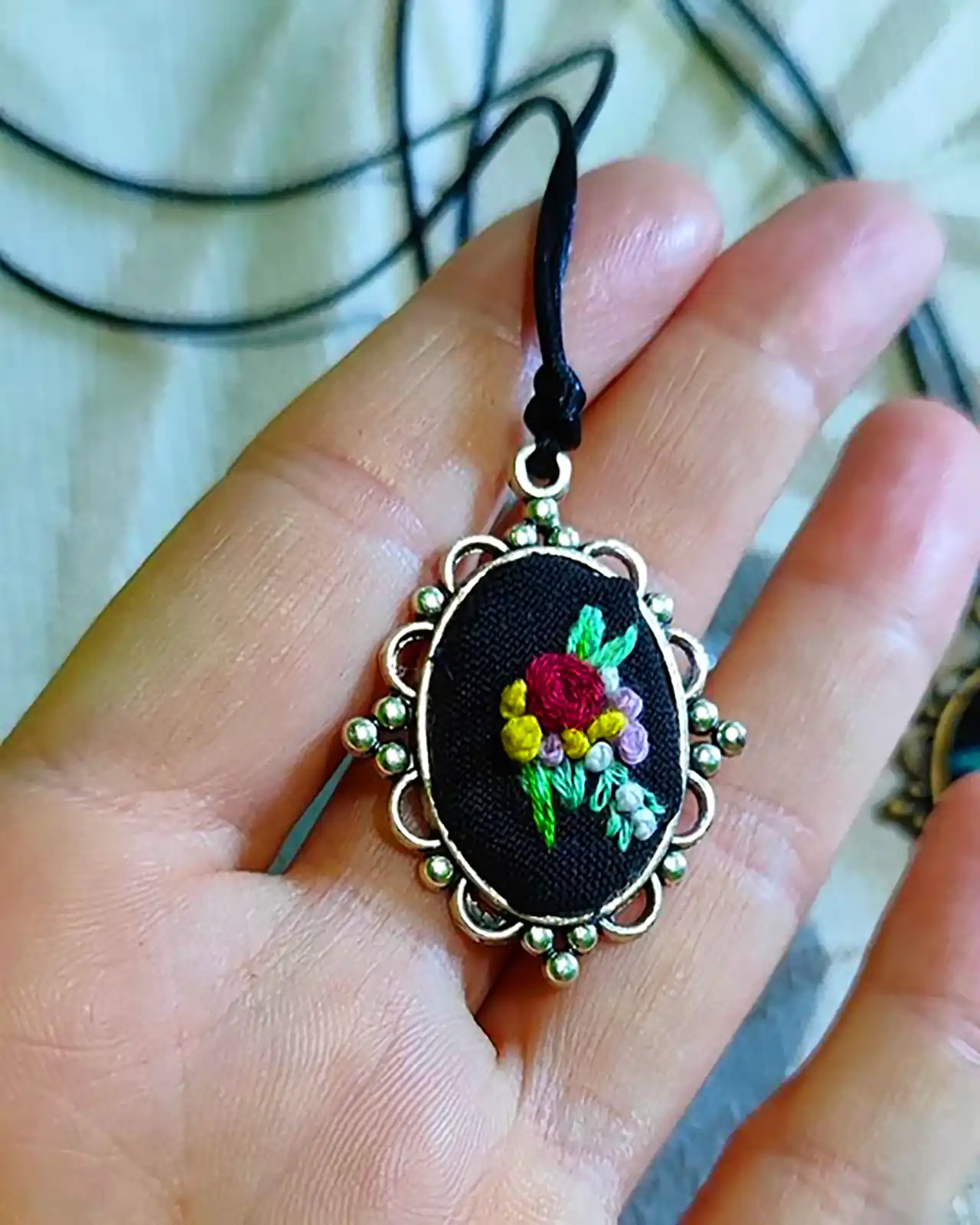 گردنبند گلدوزی شده شیک