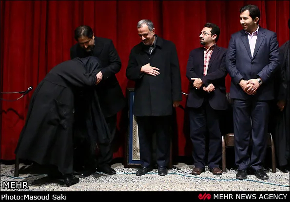 بوسه همسر سراج بر دستانش در مراسم تجلیل از او