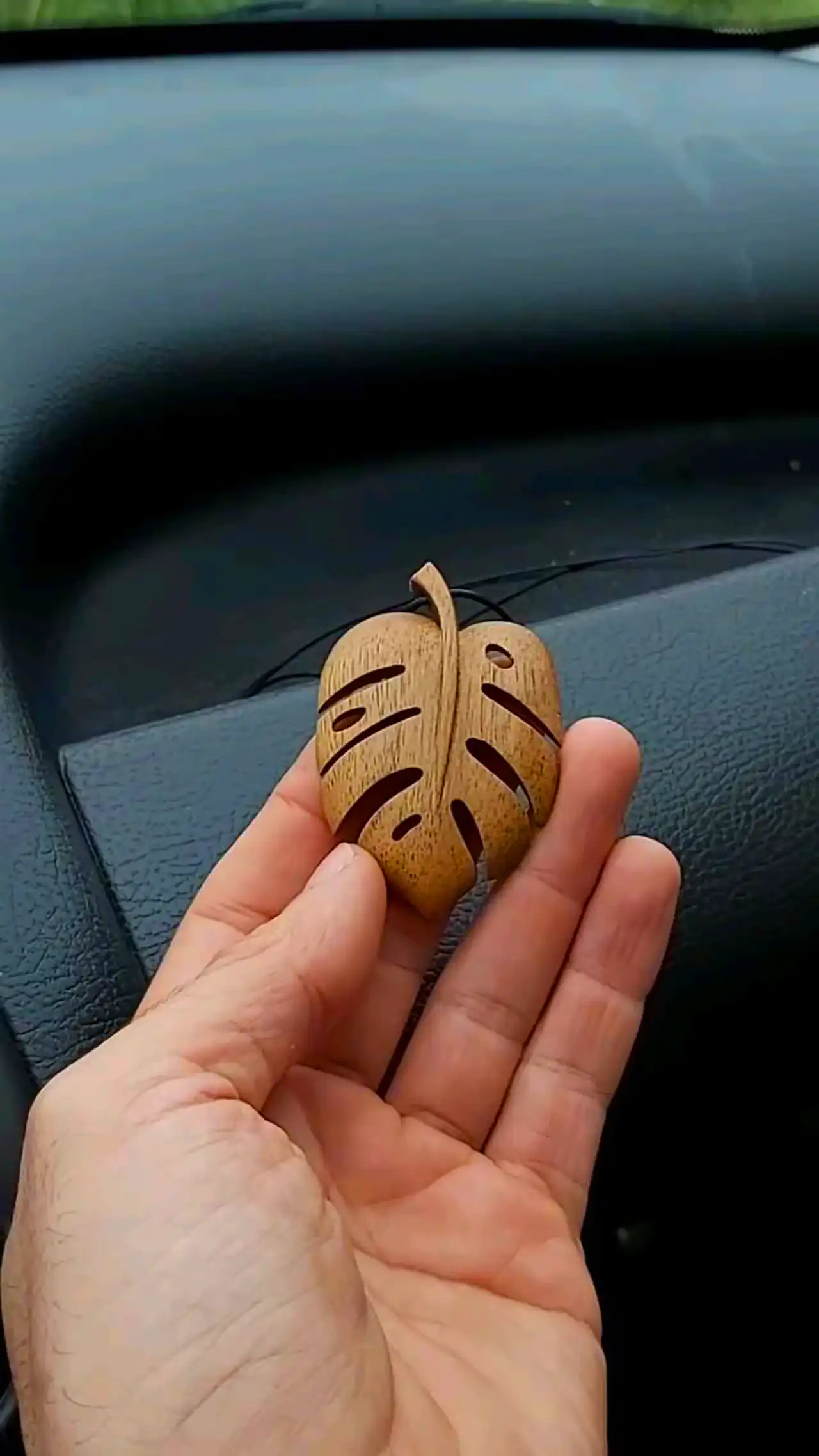 پلاک چوبی طرح برگ