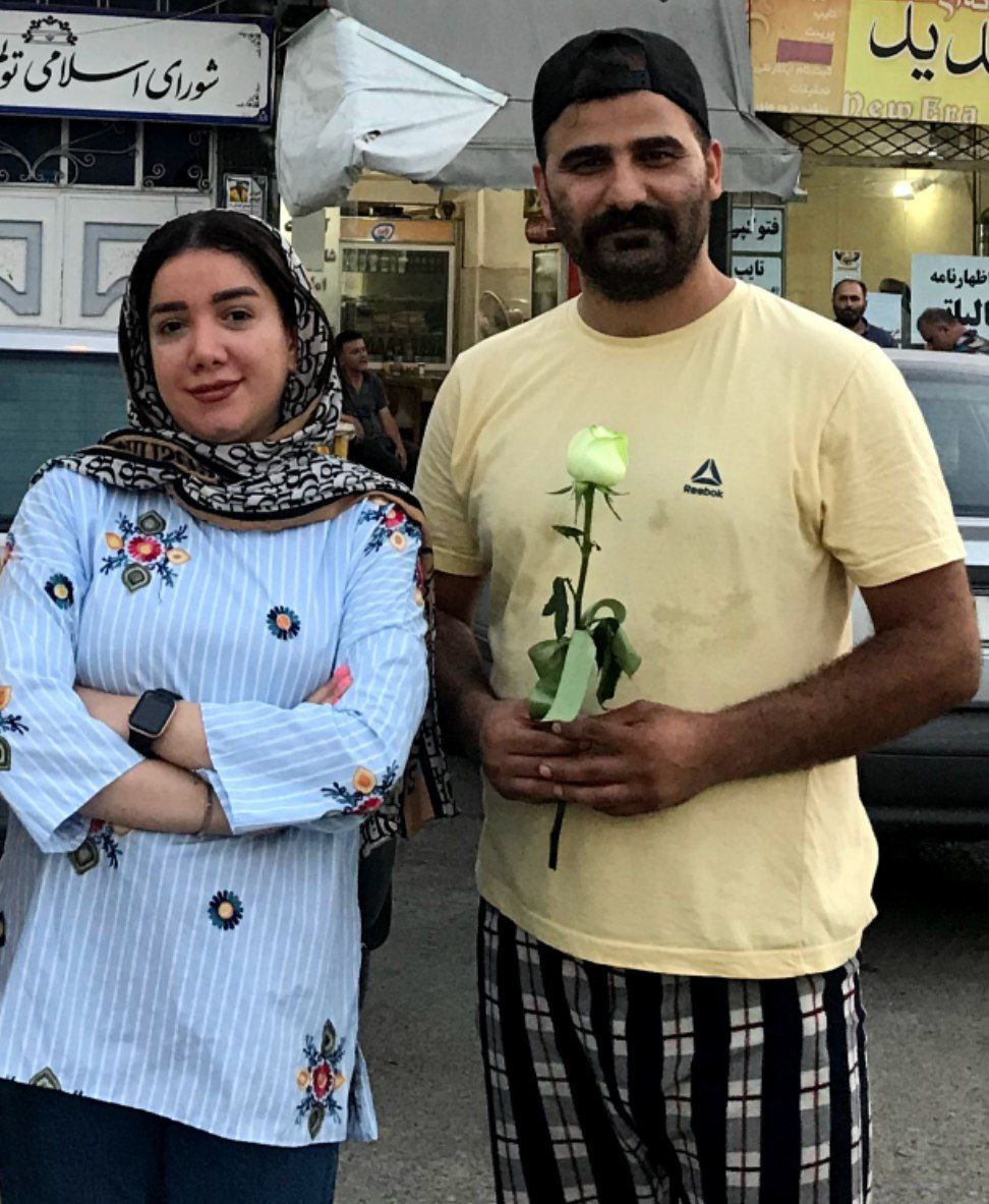 کارگردان نمایش خیابانی گوله بهار کنار همسر بازیگرش