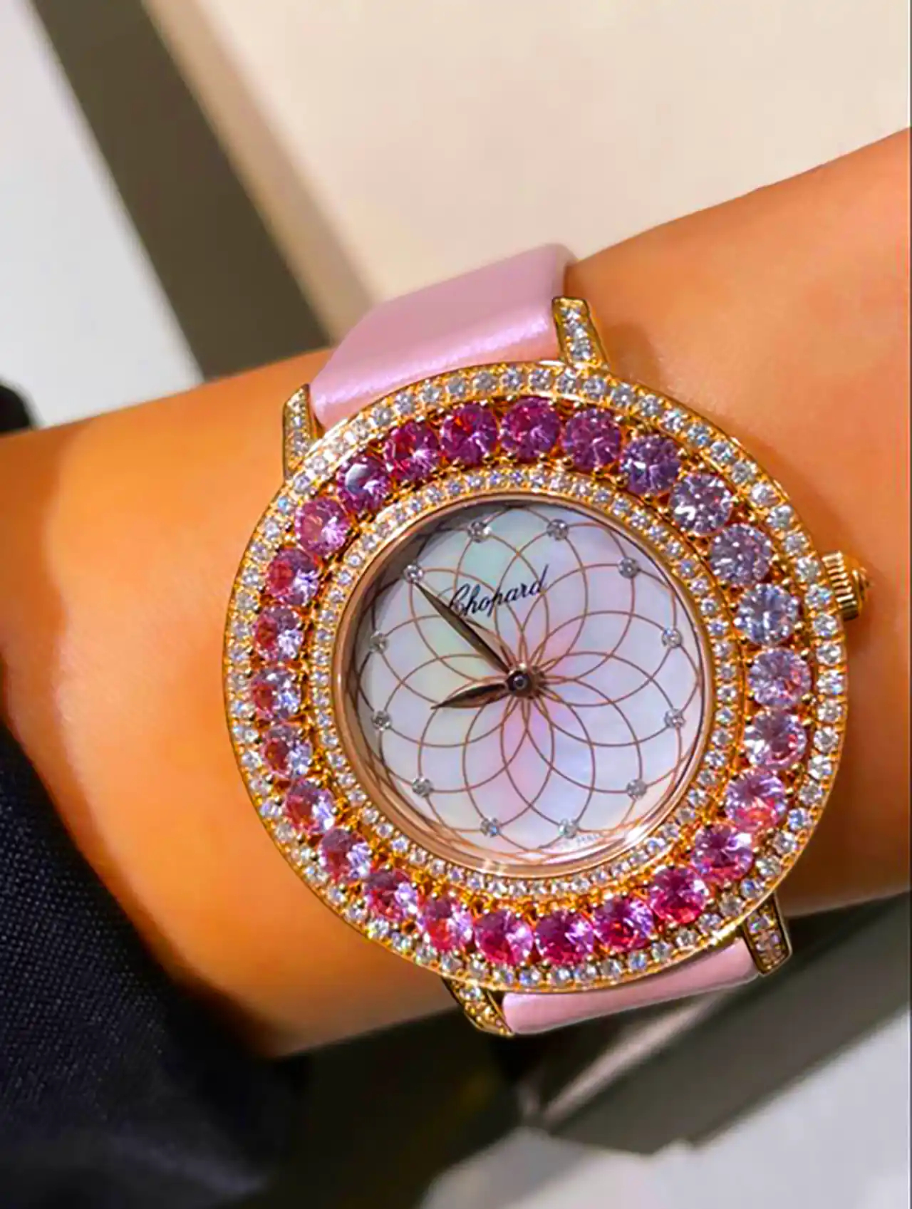 ساعت مچی صورتی دخترانه