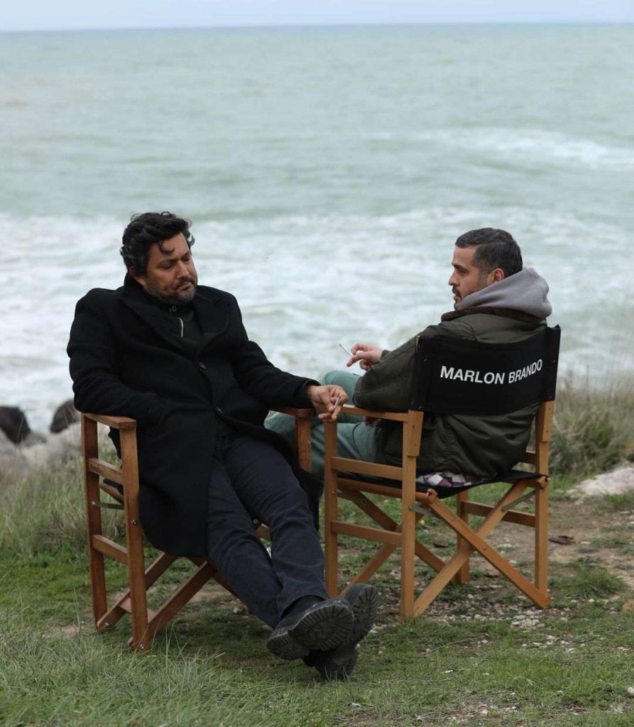 عکس/ ژست جنجالب حامد بهداد و مجتبی پیرزاده با سیگار کنار ساحل