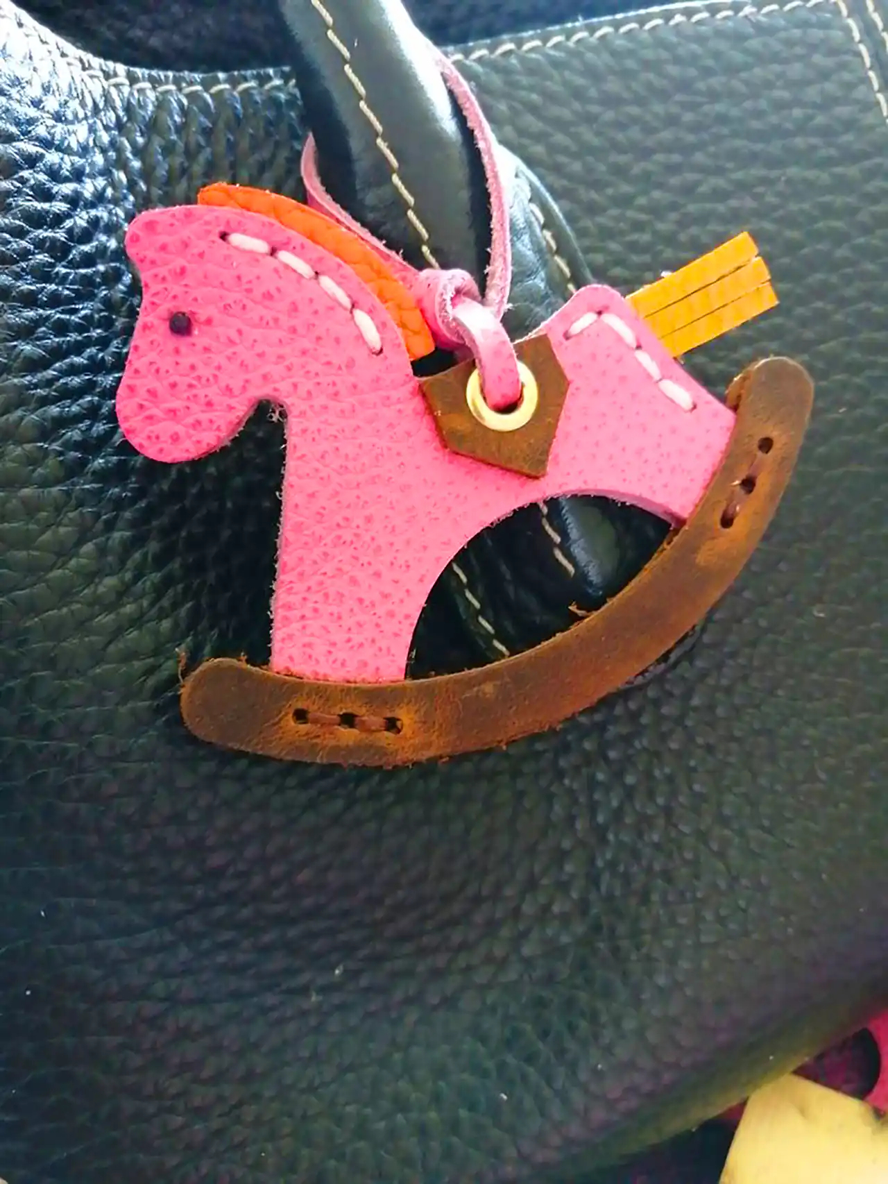 آویز چرمی دست دوز